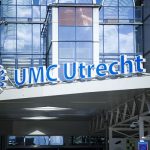 Amsterdam’da kucaginda bebekle pencereden asagi atladi