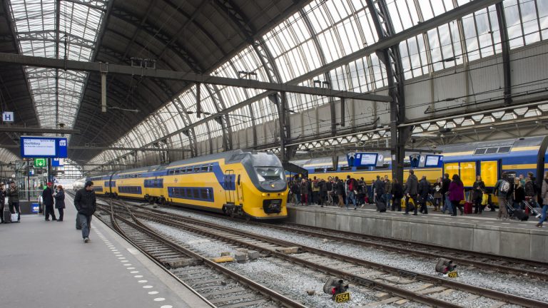 Amsterdam Merkez Tren Istasyonu greve gidiyor