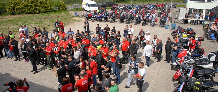 Arnhem Türk Festivali Yürüyüşü ve 19 mayıs genclik spor bayramını kutlayan motorcular (1)