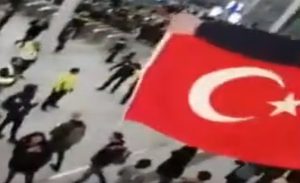 tren istasyonunda pkk gosterisi (695 x 425)