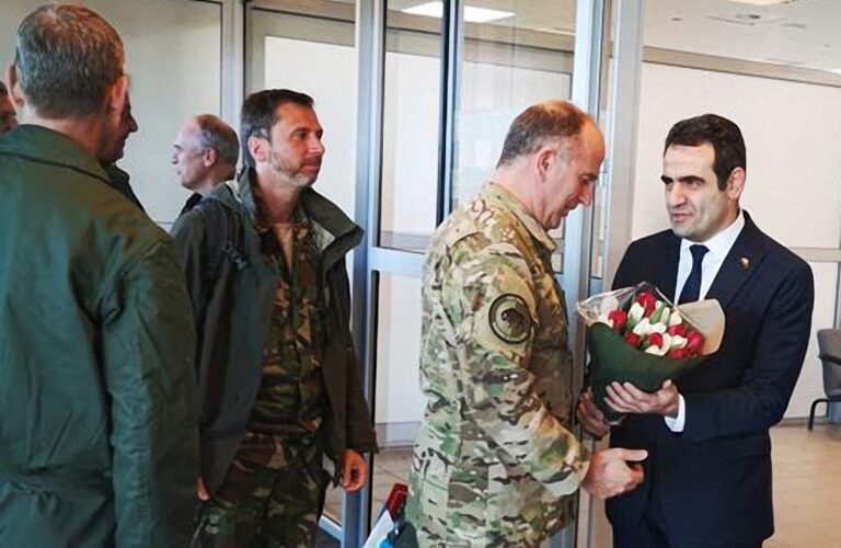 buyukelci Selcuk Unal Askeri personeli hava alaninda karsiladi