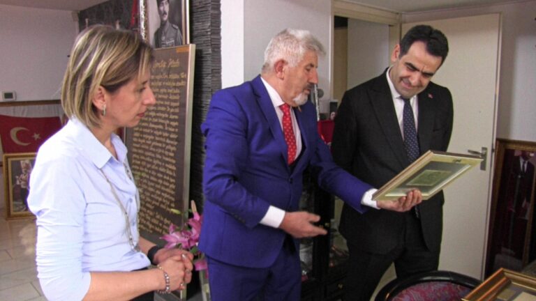 buyukelci Unal Baskonsolos Kisacik ve Turker Canakkale Muzesi1