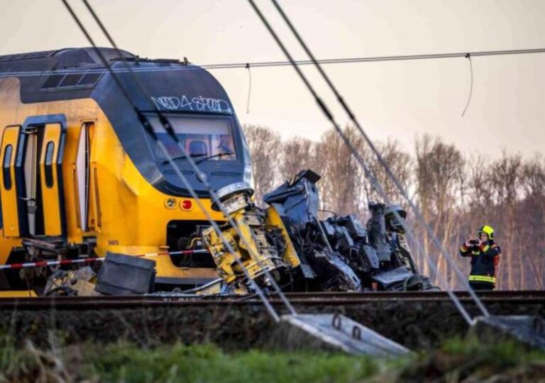hollanda-da-yolcu-treni-raydan-c