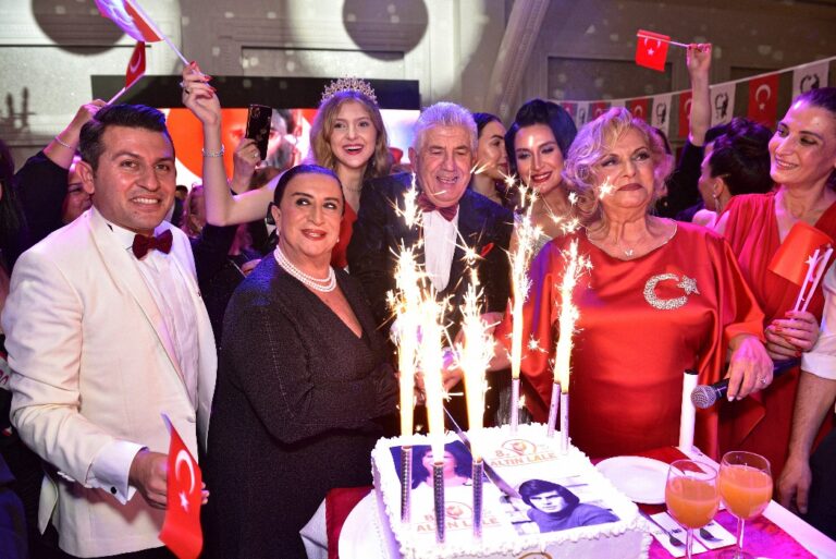 balonun onur konukları pastayı keserken