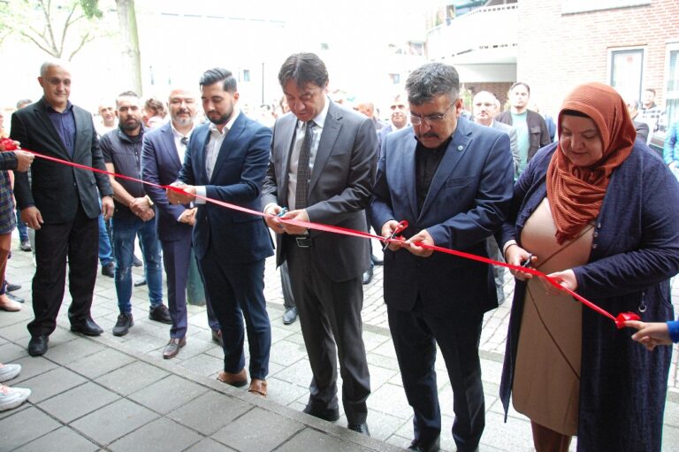 Vlaardingen Türk Dayanışma Derneği binasının açılışı yapıldı