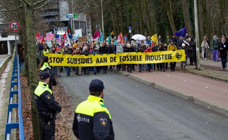 Hollanda’da İklim Aktivistleri Fosil Yakıt Kullanımını Protesto Etti
