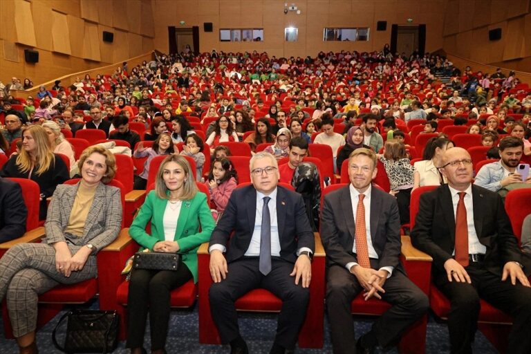 Sivas’ta Hollanda ve Türkiye’nin dostluğunu kutlayan oyun prömiyeri yapıldı