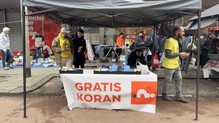 Hollanda’da Kral Günü’nde İslam’ı Anlatma