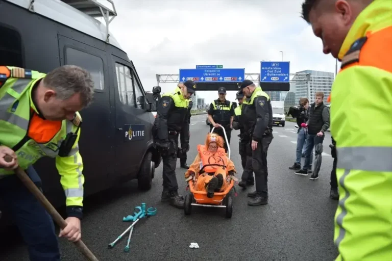 Hollanda’da İklim Aktivistlerinin Yol Kapatma Eylemi