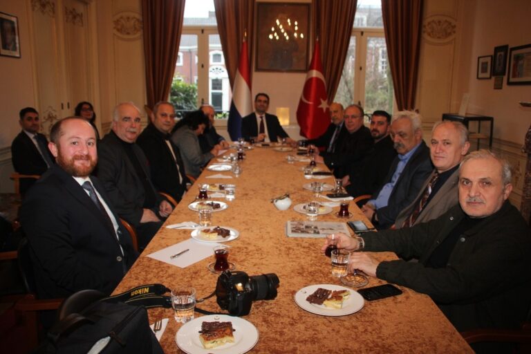 büyükelçi Ünal basın mensuplarıyla biraraya geldi1