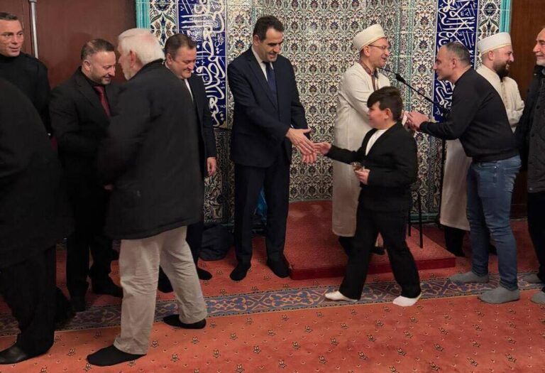 Lahey Büyükelçisi Selçuk Ünal ve Amsterdam Başkonsolosu Mahmut Burak Ersoy, Fatih Camii’nde Bayramlaşma Programına Katıldı