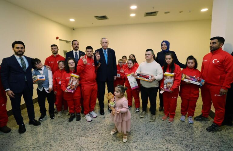 Hollanda Beyazay Derneği Down Sendromlu Çocuklarla Cumhurbaşkanı’nı Ziyaret Etti