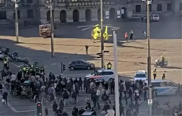 Hollanda’nın başkenti Amsterdam’da düzenlenen bıçaklı saldırıda en az 5 kişi yaralandı