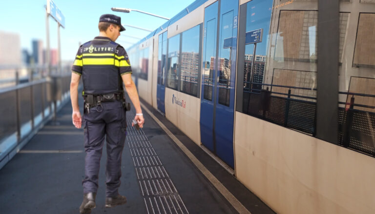 Schiedam’da Metroda Silahlı Saldırı İhbarı: Polis Geniş Çaplı Araştırma Başlattı