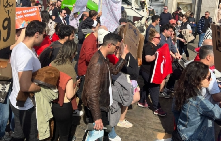 Amsterdam’dan Sonra Rotterdam’daki Türk Konsolosluğu Önünde de Ekrem İmamoğlu’na Destek Gösterisi Düzenlendi