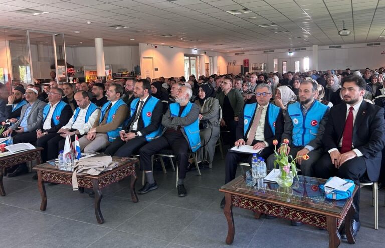 HDV, Hollanda’daki Hacı Adaylarına Bilgilendirme Semineri Verdi
