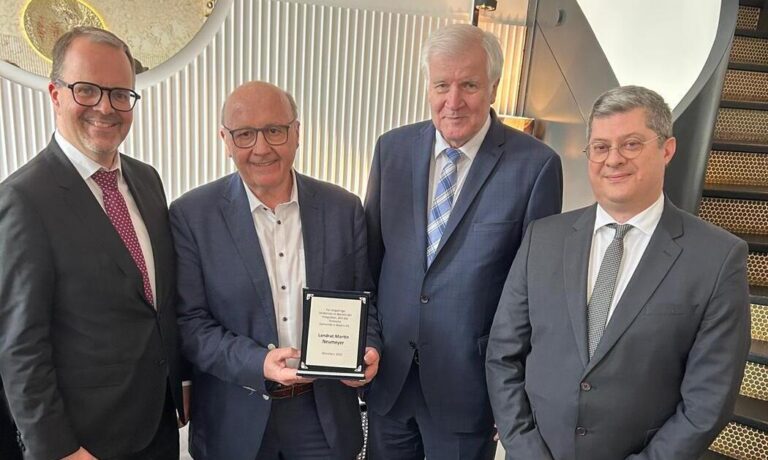 Martin Neumeyer’e Bavyera Türk Toplumu Derneği’nden Onur Plaketi