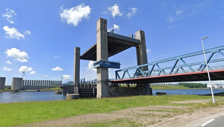 Rotterdam’da Calandbrug’dan Suya Düşen Otomobilde İki Kişi Hayatını Kaybetti