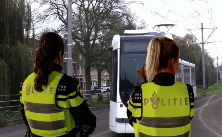 Rotterdam’da Tramvay Durağında Feci Kaza: Kadın Araç Tarafından Sürüklenerek Yaralandı