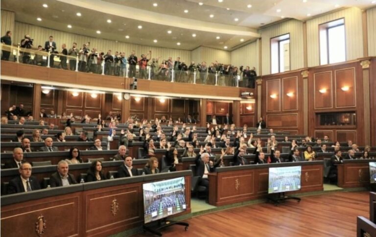 Kosova parlamentosunda “ARNAVUT İNADI”