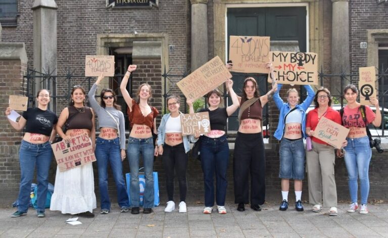 Dolle Mina?s waken bij anti-abortusconferentie van 40 Days for Life