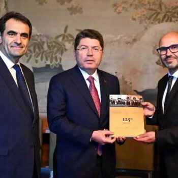 Katı Piri’den Çarpıcı Çağrı: “İnsanlık Yerine Sertliği Seçtiler”