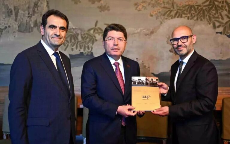 adalet bakanı hollandada1 (1)