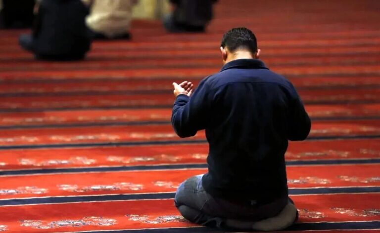namaz kılan adam (1)