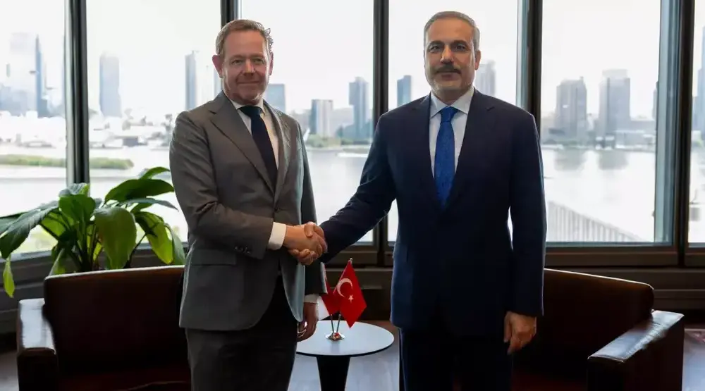 bakan-fidan-hollandali-mevkidasi
