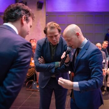 Staatssecretaris van Defensie Gijs Tuinman slaat eerste Hollandse Waterlinies Vijfje