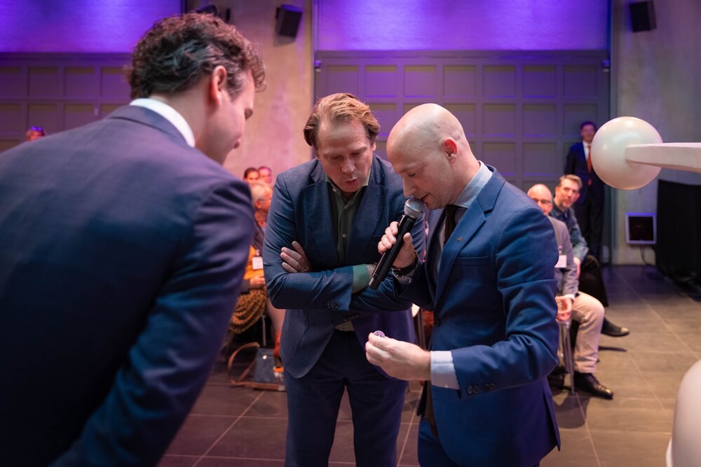 Staatssecretaris van Defensie Gijs Tuinman slaat eerste Hollandse Waterlinies Vijfje