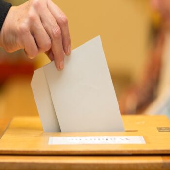 Stimmzettel in Wahlurne