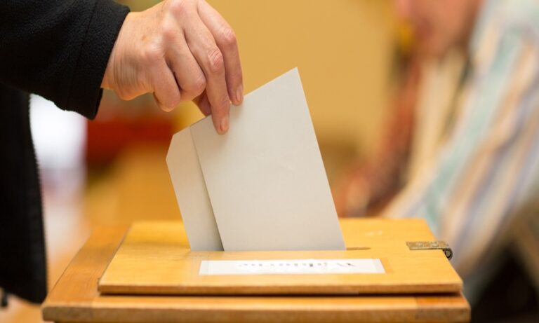 Stimmzettel in Wahlurne