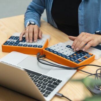 TU Delft-studente wint James Dyson Award 2025 met slim toetsenbord voor Parkinsonpatiënten