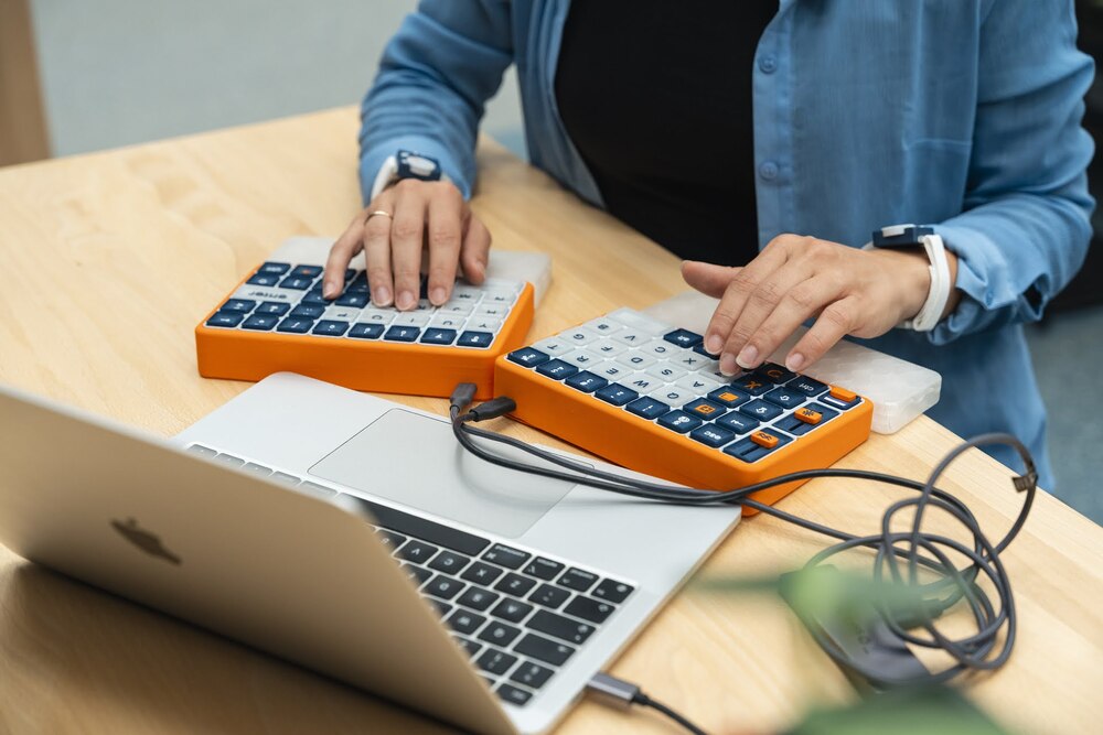 TU Delft-studente wint James Dyson Award 2025 met slim toetsenbord voor Parkinsonpatiënten