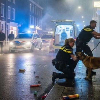 polis havai fişekle yaralandı (1)