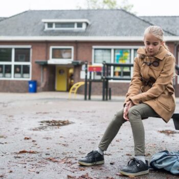 Onderzoek Kinderhulp: 1 op 5 kinderen die opgroeit in armoede staat deze winter in de kou