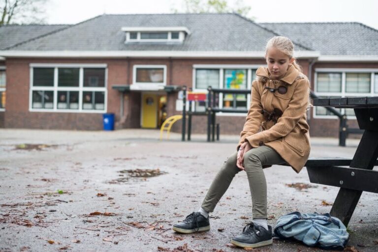 Onderzoek Kinderhulp: 1 op 5 kinderen die opgroeit in armoede staat deze winter in de kou