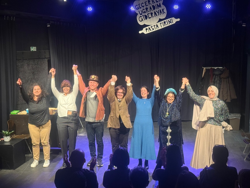Apeldoorn’da Türkçe Tiyatrodan Bir İlk: “Geçerken Uğradım Giderayak Pasta Fırını (Son Prova)”