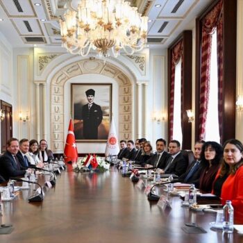 adalet-bakani-gurlek-hollanda-ad