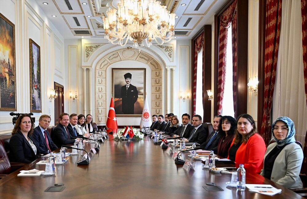 adalet-bakani-gurlek-hollanda-ad