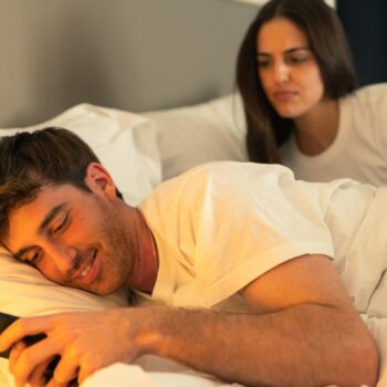 Nederland gluurt: 1 op de 4 checkt stiekem telefoon van partner