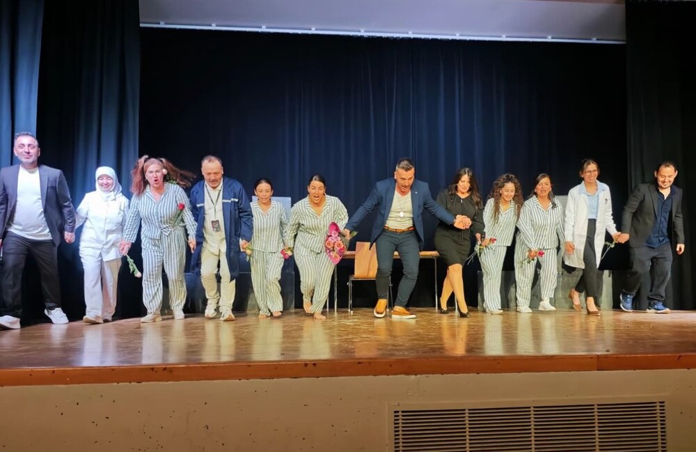 Münih’te “Günahkar” Oyunu Ayakta Alkışlandı: Sanat, Dayanışma ve Anlamlı Bir Gece