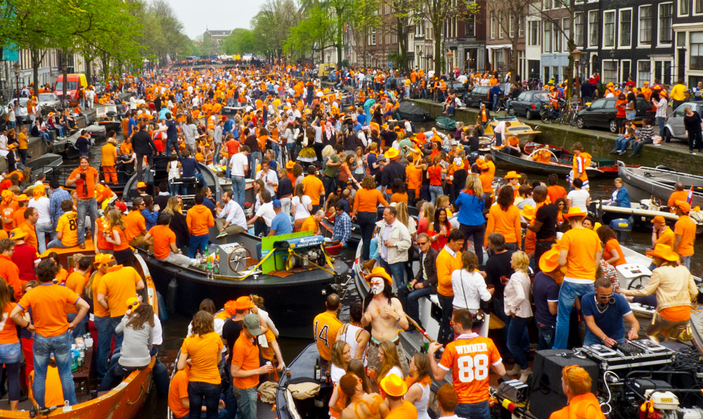 Hollanda Turuncuya Büründü: Kral Willem-Alexander’ın Doğum Gününde Milyonlar Sokaklara Akın Etti!