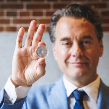 Rik van de Westelaken slaat eerste euromunt voor 25 jaar gelijk huwelijk in Nederland