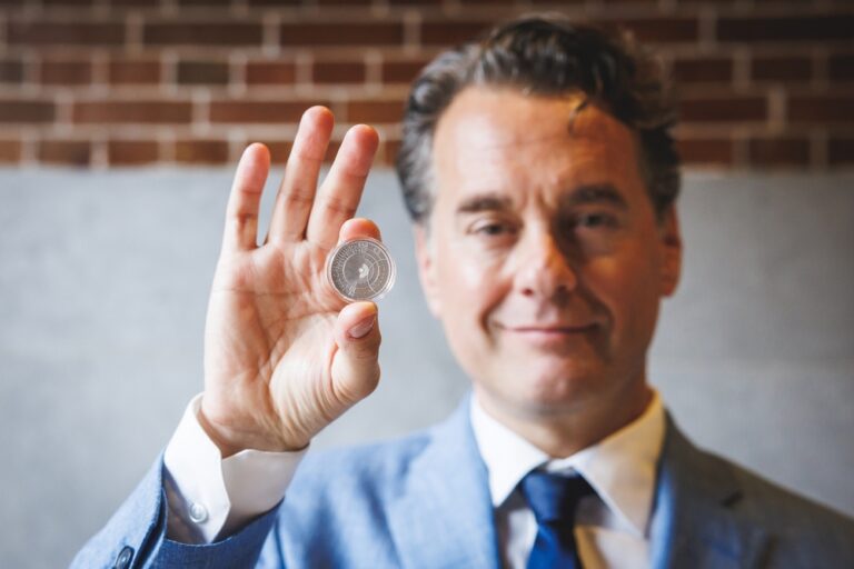 Rik van de Westelaken slaat eerste euromunt voor 25 jaar gelijk huwelijk in Nederland