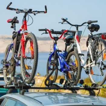 Vakantiegangers opgelet: fietsendrager vaak niet verzekerd via autoverzekering