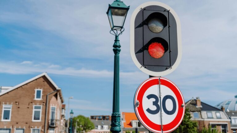 Bijna 8 miljoen verkeersboetes in 2025, goed voor 923 miljoen e