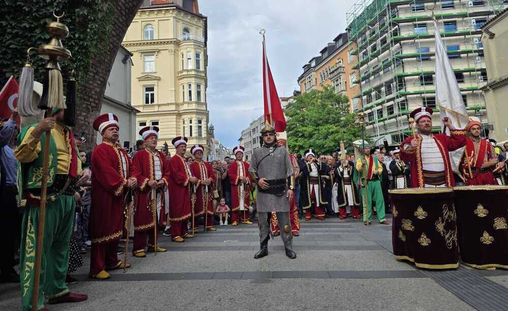 MÜNİH’TE TARİHÎ MEHTER COŞKUSU: SENDLINGER TOR’DA GÖNÜLLERİ FETHETTİ
