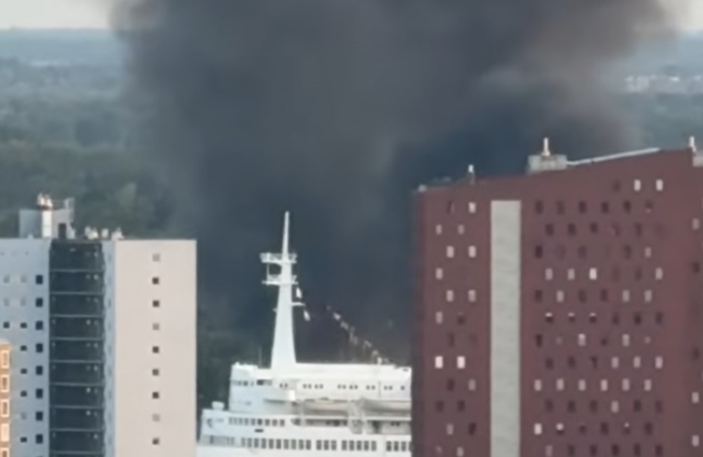 ROTTERDAM’DA BÜYÜK YANGIN: DOKLAAN’DA BİNA ATIKLARI ALEV ALEV YANIYOR